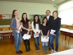 Die SchülerInnen freuen sich mit Prof. Grandits auf ihre Reise. © EuropeDirect-Steiermark