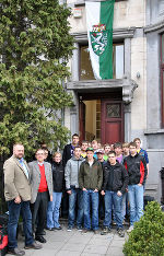 Die Schülergruppe der LFS Grabnerhof mit ihren Lehrern Christian Forstner und Peter Zandl vor dem Steiermark-Büro Brüssel.