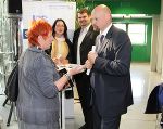 Erich Korzinek, Europaabteilung, im Small-Talk vor dem ICS-Stand mit Claudia Weyringer und Philipp Isak.