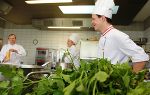 In der Küche: Helmut Hatz sieht alles "im grünen Bereich"