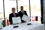 Der Landesrat für Wirtschaft, Europa und Kultur, Christian Buchmann, und der Gouverneur der russischen Oblast Vologda, Oleg Kuvshinnikov, unterzeichneten den Kooperationsvertrag.