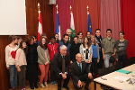 Frankreichs Botschafter Gompertz mit Schülerinnen und Schülern aus dem Département de la Vienne 
