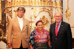 Friedensnobelpreisträgerin Rigoberta Menchú wurde von Landtagspräsident Franz Majcen (r) und Prof. Herwig Hösele (l) begrüßt