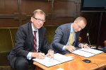 v.l.: Landesrat Christian Buchmann unterzeichnete gemeinsam mit dem Präsidenten der Autonomen Provinz Vojvodina, Bojan Pajtic das Partnerschaftsabkommen.
