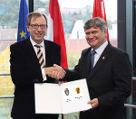 Europalandesrat Christian Buchmann (l.) und der Marschall der Woiwodschaft Lodz, Witold Stepien (r.), erneuerten das Kooperationsabkommen