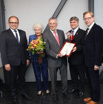 Honorarkonsul Gerold Ortner (Mitte) freute sich gemeinsam mit seiner Gattin Stefanie über die hohe Auszeichnung, die erstmals an einen Ausländer verliehen wurde