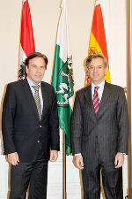 LH Franz Voves mit dem spanischen Botschafter Alberto Carnero Fernandez (r.)