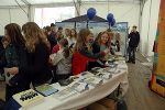 Rund 2000 Besucher kamen zum Fest anläßlich des "Europatages 2005" auf den Karmeliterplatz in Graz