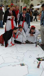Während BesucherInnen ihre Gedanken zu Europa auf einer großen Landkarte verewigten.