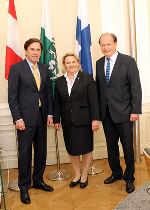 LH Voves, Botschafterin Laamanen und Konsul Hornig (v.l.) in der Grazer Burg