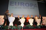 Der Moderator Oliver Zeisberger, Marco Resch von der BHAK Liezen, Dr. Beatrix Karl, Dr. Georg Mayer, Mag. Ulrike Lunacek, Emmanuel Ockay, Stefan Winberger, Msc Ma (von links) auf der Bühne.