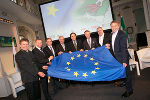 Titschenbacher, Pesserl, Buchmann, Schützenhöfer, Voves, Pildner-Steinburg, Schachner und Herk (v.l.) mit der Europa-Flagge © steiermark.at (Foto Frankl); bei Quellenangabe honorarfrei