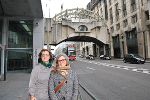 Gerlinde und Eva Fließer vor der im EU-Milieu so genannten "Seufzerbrücke", die das alte mit dem neuen AdR-Gebäude verbindet