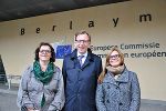 Gerlinde Fließer, LR Christian Buchmann und Eva Fließer vor dem Berlaymontgebäude