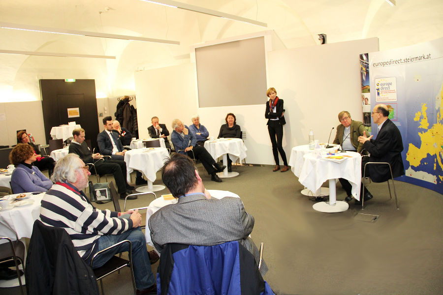 Die Diskussion zwischen Norbert Mappes-Niediek und Rexhep Bajrami setzte den Auftakt zur Informationsserie "KOSOVO", die sich an zwei Abenden in Graz sowie im Rahmen einer politischen Bildungsreise heuer mit diesem Land befasst. Dieser Schwerpunkt von Europe Direct Steiermark und Akademie Graz wurde in bewährter Weise von Florian Pieber (Südopsteuropazentrum der Uni Graz), Heidi Zikulnig (Bildmitte) und Astrid Kuhry (ganz links am Bild) konzipiert.