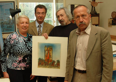 Ingrid Stern, Ludwig Rader, Gregor Traversa und Erich Schwendtner mit Traversas Zeichnung "Alter Turm"