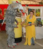 Der steirische Panther interessiert sich zunehmend für fair gehandelte Bananen © FairStyria (CC BY-SY AT 3.0) Der steirische Panther interessiert sich zunehmend für fair gehandelte Bananen