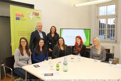 Die fünf Studentinnen mit Bürgermeister Helmut Leitenberger und mit der Referentin für Entwicklungszusammenarbeit beim Land Steiermark, Maria Elßer-Eibel