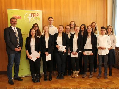 Die Schüler/innen der HLW Fohnsdorf mit Bürgermeister Gernot Lobnig (links) und Dir. Michaela Karner-Rasser sowie ihrer Lehrerin Ursula Lube (rechts hinten).