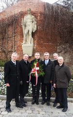 Kranzniederlegung am Schlossberg: Honorarkonsul Gerold Ortner, ÖSK-Präsident Peter Rieser, Vizepräsident Grzegosz Hayder, Mag. Jan Jarosz, Hofrat Heinz Drobesch, ÖSK-Landesgeschäftsführer Dieter Allesch (v.l.n.r.)