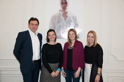 Gemeinsames Gruppenfoto vor Hanna Rohns Poster, die vor wenigen Monaten mit erfolgreichen und spannenden Performances das Publikum begeisterte