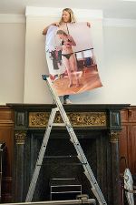 Cornelia Schwar beim Aufhängen der Fotoserie der Künstlerinnen und Künstler die im Zuge des Artist-in-Europe-Stipendiums oder der Serie "Passages" im Steiermark-Büro in Brüssel waren. 