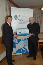 Ludwig Rader presents Mayor Vinzenz Krobath with the "Europe Information Box"