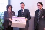 The new President of the Regional Management Upper Styria West and Mayor of Judenburg, MP Grete Gruber (l.) and General Manager Arnulf Hasler (r.) were presented the EU-Information-Box by Ludwig Rader. 