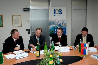 WK-Präsident Peter Mühlbacher mit seinem serbischen Kollegen Slobodan Milosavlijević, dem Ministerpräsidenten der Vojvodina, Bojan Pajtić und ICS-Geschäftsführer Demitrius Simitis