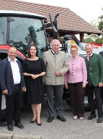 LAbg. Anton Gangl, Alenka Suhadolnik, LH Hermann Schützenhöfer, Sigrid Berka und BH Alexander Majcan in Gornja Radgona. © Land Steiermark / Johannes Steinbach