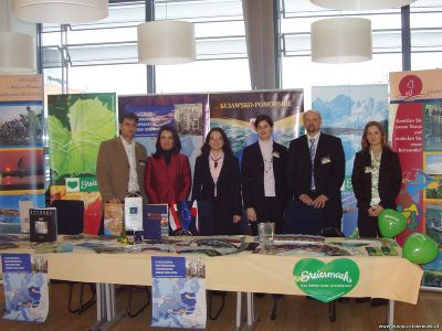 András Vissi  -  Regionale Entwicklungsagentur West-Ungarn; Judit Kiss  -  Regionale Vertretung  von West-Pannonien; Anna Sąsiadek  -  Regionale Vertretung  von Kujawsko-Pomorskie; Christina Temel  -  Steiermark; Erich Korzinek  -  Steiermark-Büro; Enikö Veres  - Ungarn (von links nach rechts)