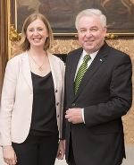 LR Barbara Eibinger-Miedl und LH Hermann Schützenhöfer heißen die europäische KMU-Strategiekonferenz in Graz willkommen. © Bild: Land Steiermark/Foto Fischer; Verwendung bei Quellenangabe honorarfrei LR Barbara Eibinger-Miedl und LH Hermann Schützenhöfer heißen die europäische KMU-Strategiekonferenz in Graz willkommen.