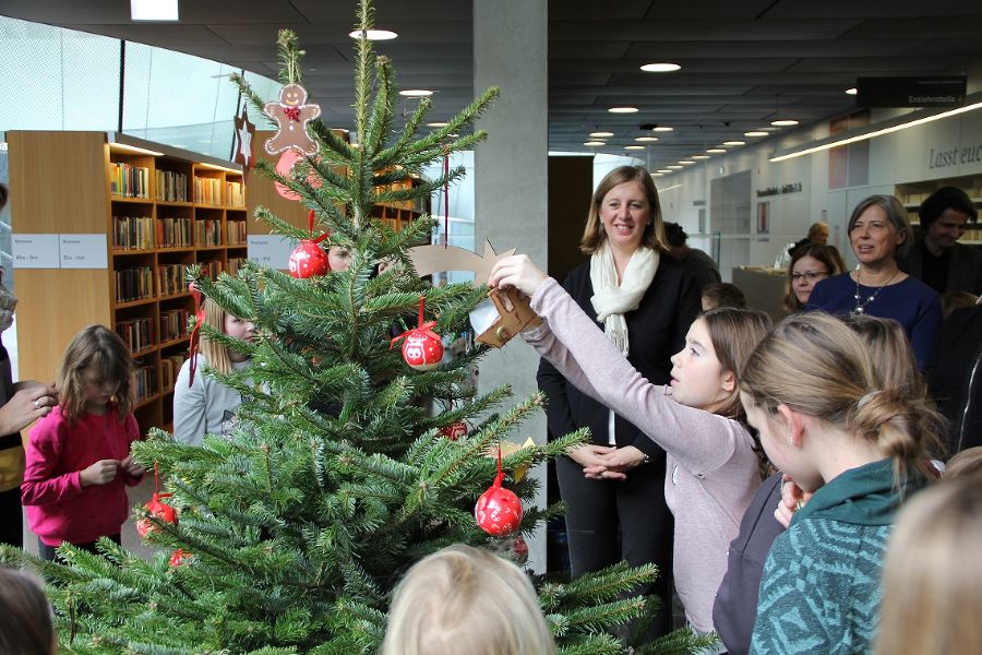 Europalandesrätin Eibinger-Miedl beim Christbaumschmücken