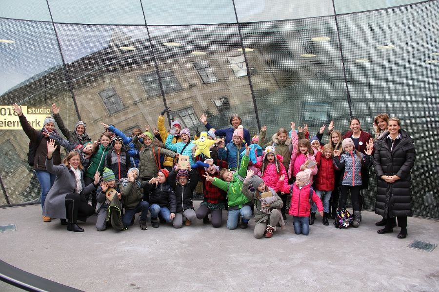 Gruppenfoto vor der Landesbibliothek