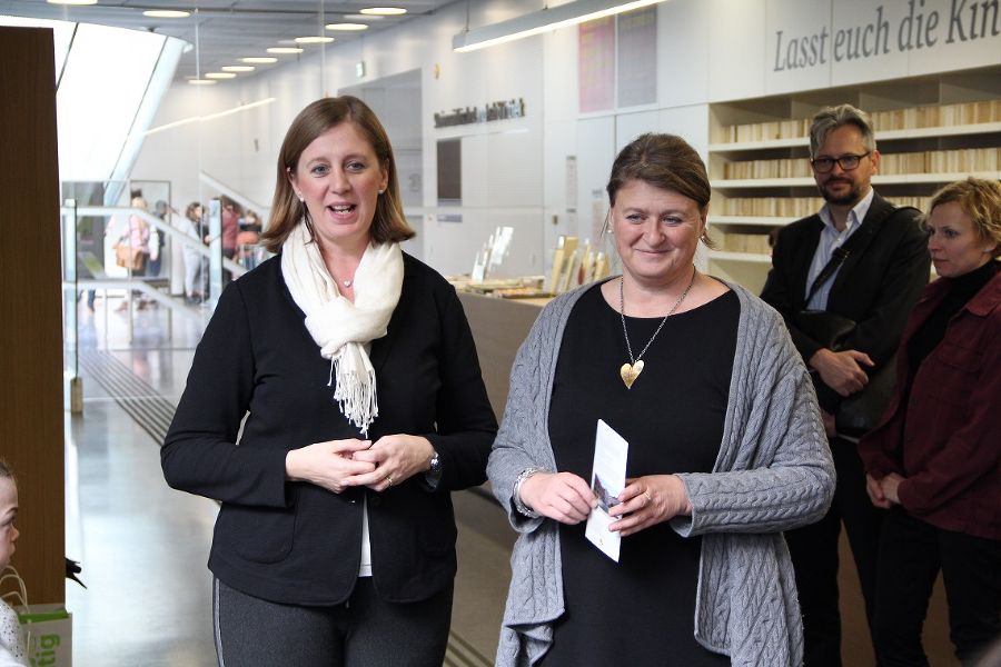 Europalandesrätin Barbara Eibinger-Miedl und die Leiterin der Landesbibliothek Katharina Kocher-Lichem 