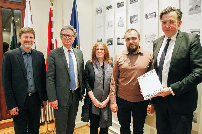 Markus Bogensberger (HdA), Kulturlandesrat Christopher Drexler, Petra Kickenweitz (Yostar-Kuratorin), Ziga Kresevic (Yostar-Kurator) und Ronald Rödl (Leiter des Steiermark-Büros Brüssel) eröffneten gemeinsam die Ausstellung (v.l.).