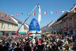 Hundreds of onlookers gather to witness the unveiling of Europe's largest easter egg, designed by students from 25 EU-countries and built by the Styrian artist Franz Loibner.