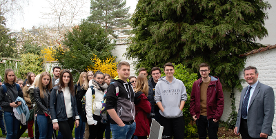 Schülerinnen und Schüler im Garten des Steiermark-Büros