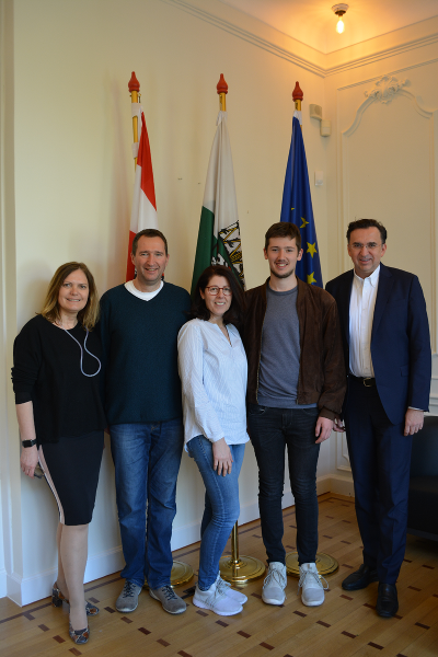 Valentin Fraß mit seinen Eltern im Steiermark-Büro