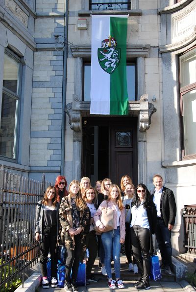 Schülergruppe der LBS Feldbach vorm Steiermark-Büro