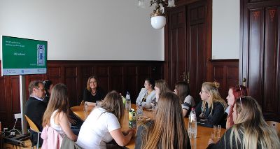 Schülergruppe der LBS Feldbach mit Mitarbeiterin Claudia Suppan