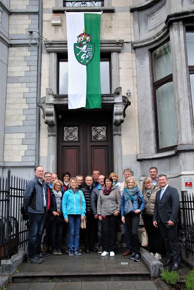 Gemeinderatsdelegation Thannhausen vor dem Steiermark-Büro