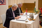 Schützenhöfer und Bouffier (v.r.) bei der Unterzeichnung der Absichtserklärung an der Technischen Universität Darmstadt. © Fotos: Pentamedia/Kalcher; bei Quellenangabe honorarfrei Schützenhöfer und Bouffier (v.r.) bei der Unterzeichnung der Absichtserklärung an der Technischen Universität Darmstadt.