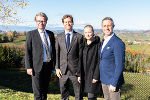LR Christopher Drexler, US-Botschafter Trevor Traina und die Gastgeber Patrizia und Erwin Sabathi (v.l.) am Pössnitzberg auf der südsteirischen Weinstraße. © Bilder: Land Steiermark/Streibl; Verwendung bei Quellenangabe honorarfrei LR Christopher Drexler, US-Botschafter Trevor Traina und die Gastgeber Patrizia und Erwin Sabathi (v.l.) am Pössnitzberg auf der südsteirischen Weinstraße.