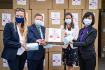 Maskenübergabe mit Abstand: LR Juliane Bogner-Strauß, Volksanwalt Werner Amon, LR Doris Kampus und Botschafterin Vanessa Shih (v.l.) © Bild: Land Steiermark/Jesse Streibl; Verwendung bei Quellenangabe honorarfrei