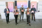 Harald Kraxner (Sprecher der Steirischen LEADER-Manager), Landesrätin Barbara Eibinger-Miedl, Bürgermeister Christoph Stark, Landesrätin Ursula Lackner und Wolfgang Berger (Manager LAG Zeitkultur Oststeirisches Kernland) (v.l.) bei der Präsentation der LEADER-Broschüre. © Gernot Muhr; Nutzung bei Quellenangabe honorarfrei