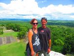 Vor der Maya-Pyramide Xunantunich: Simone Gareis und Herbert Kollmann    © S. Gareis