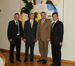 Begleitet vom polnischen Honorarkonsul Dr. Gerold Ortner (l) traf Botschafter Mag. Marek Jędrys (2.v.l.) auch Landeshauptmann-Stellvertreter Hermann Schützenhöfer (3. v. l) in der Grazer Burg, der sich über die steigende Bedeutung polnischer Touristen in der Steiermark freut und über die Kooperation der Wallfahrtsorte Tschenstochau und Mariazell, die auch von Mag. Ludwig Rader (r) von der Europa-Fachabteilung des Landes betreut wird. 