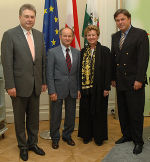 von links: Der Botschafter der Ukraine Volodymyr Yelchenko, Honorarkonsul Dkfm.Dr. Horst Schumi, Dr. Rohtraut Skatsche-Depisch und Landeshauptmann Mag. Franz Voves.