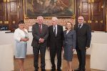 Landtagspräsidentin Manuela Khom (l.), Landeshauptmann Hermann Schützenhöfer (2.v.l.), Botschafterin Jolanta Róża Kozłowska (4.v.l.) und Honorarkonsul Manfred Kainz (r.) gratulierten Landesrat a.D. Hermann Schaller (3.v.l.)  zur Überreichung der Solidarność-Dankbarkeitsmedaille. © Landtagsdirektion; bei Quellenangabe honorarfrei